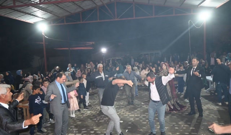 kaymakam-turker-piste-cikip-yeni-evlenen-ciftin-mutluluguna-ortak-oldu-bwGFJMeP.jpg