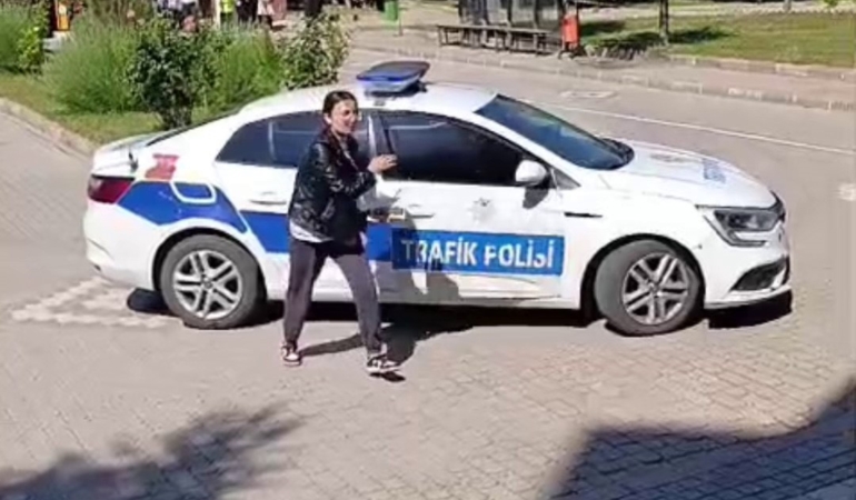kimligi-gecersiz-cikan-ogrenci-aytye-1-dakika-kala-yetisti-SffWWtpq.jpg
