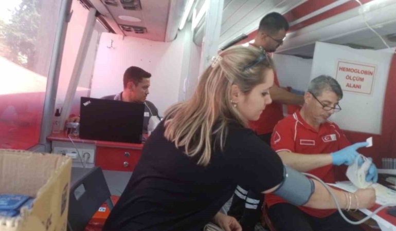 kizilaydan-sicaklara-karsi-aksam-mesaisi-x5wNjvbK.jpg
