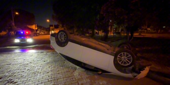 kontrolden-cikan-otomobil-ters-dondu-D7N1iuSI.jpg