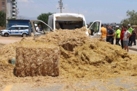 kopruye-takilan-saman-balyalari-kamyonetin-uzerine-devrildi-1-yarali-GP5KCSNa.jpg