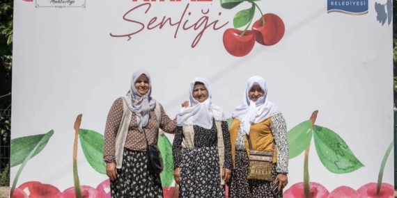 kusadasindaki-kiraz-senligi-binlerce-ziyaretciyi-agirladi-X4Kpm4ej.jpg