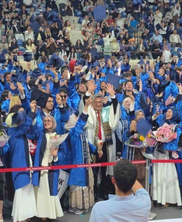 kutahya-dumlupinar-universitesinde-binlerce-ogrenci-mezuniyet-sevinci-yasadi-bEUPXki6.jpg