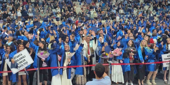 kutahya-dumlupinar-universitesinde-binlerce-ogrenci-mezuniyet-sevinci-yasadi-bEUPXki6.jpg