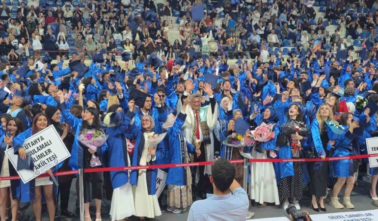 kutahya-dumlupinar-universitesinde-binlerce-ogrenci-mezuniyet-sevinci-yasadi-bEUPXki6.jpg