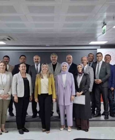 kutahyada-egitim-kurumlari-yonetici-yetistirme-programi-tamamlandi-Skram6y2.jpg