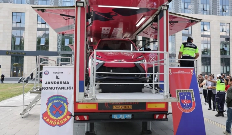 kutahyada-jandarmanin-187-yilina-ozel-trafik-guvenligi-etkinligi-ilgi-gordu-JDRgSDOT.jpg