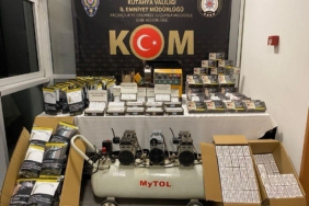 kutahyada-kacakciliga-darbe-binlerce-makaron-ve-kacak-telefon-ele-gecirildi-KHH2CUU7.jpg