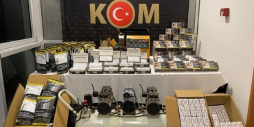 kutahyada-kacakciliga-darbe-binlerce-makaron-ve-kacak-telefon-ele-gecirildi-KHH2CUU7.jpg