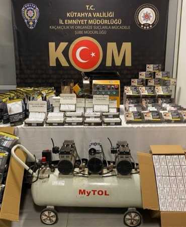 kutahyada-kacakciliga-darbe-binlerce-makaron-ve-kacak-telefon-ele-gecirildi-KHH2CUU7.jpg