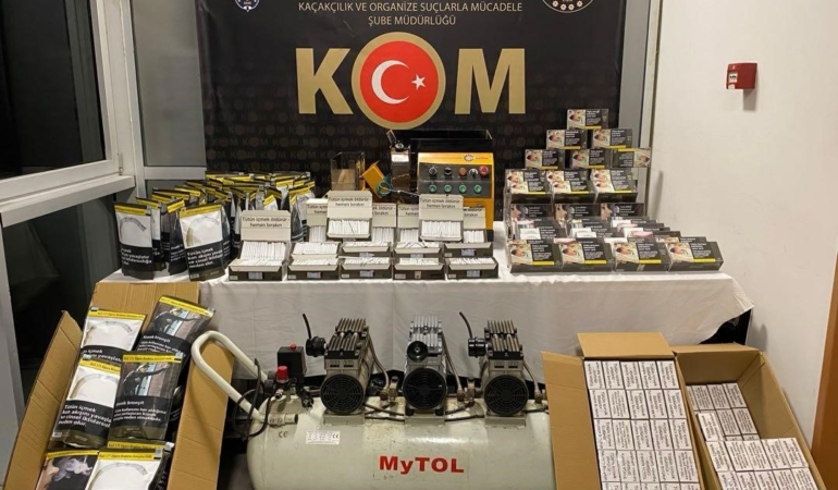 kutahyada-kacakciliga-darbe-binlerce-makaron-ve-kacak-telefon-ele-gecirildi-KHH2CUU7.jpg