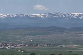 kutahyada-kartpostallik-manzara-zirvede-kar-ovada-bahar-QNKBAVbL.jpg