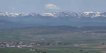 kutahyada-kartpostallik-manzara-zirvede-kar-ovada-bahar-QNKBAVbL.jpg