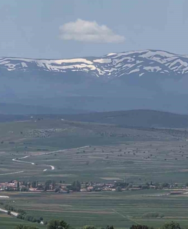 kutahyada-kartpostallik-manzara-zirvede-kar-ovada-bahar-QNKBAVbL.jpg