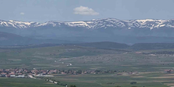 kutahyada-kartpostallik-manzara-zirvede-kar-ovada-bahar-QNKBAVbL.jpg