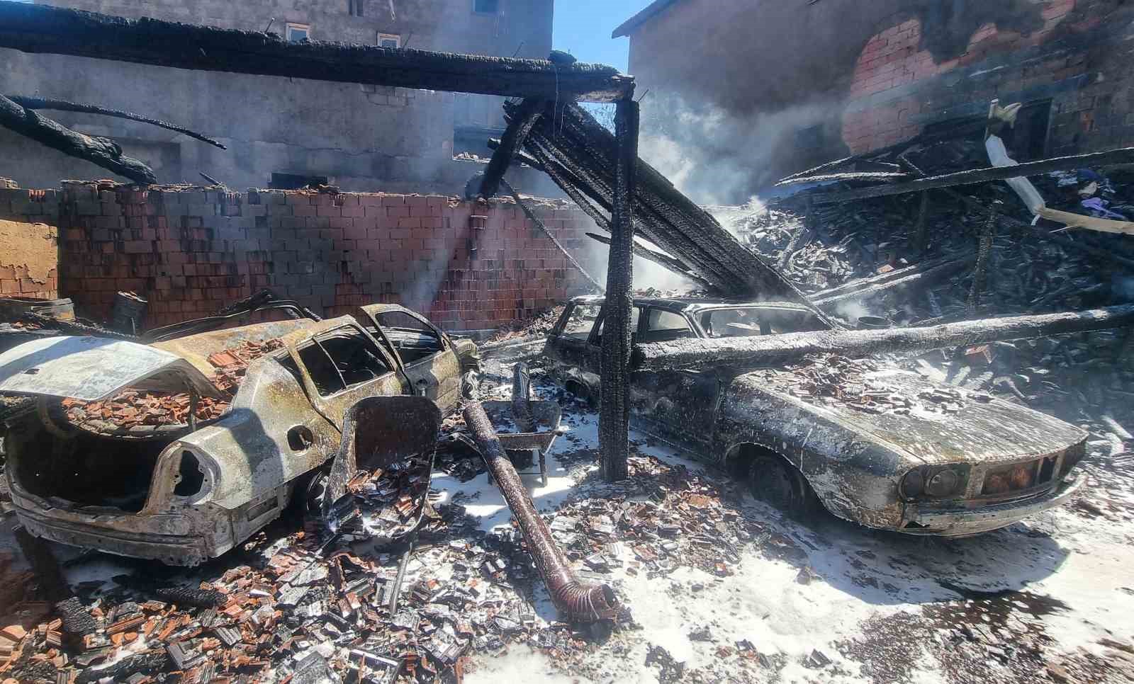 kutahyada-korkutan-yangin-3-ev-hasar-gordu-2-arac-kule-dondu-BlnegeS7.jpg