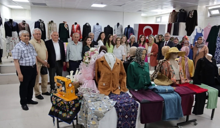 kutahyada-kursiyerlerin-el-emegi-eserleri-sergilendi-jvYYO5ll.jpg
