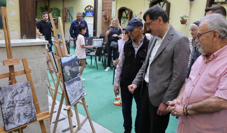kutahyada-minik-fotografcilarin-vizorunden-buyuk-dunyalar-sergisi-acildi-sBwGUHM3.jpg