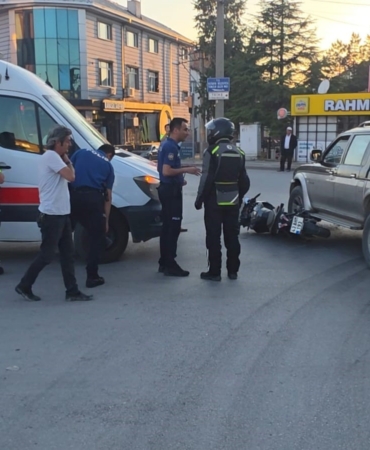 kutahyada-motosiklet-ile-cip-carpisti-1-yarali-zy1FpwCt.jpg