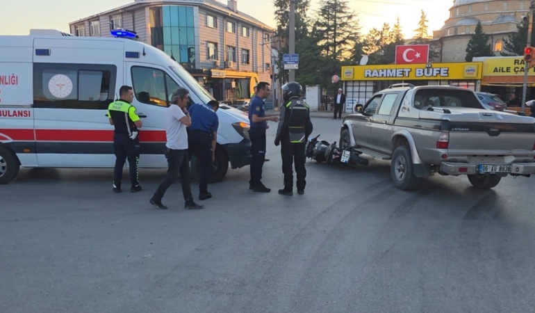 kutahyada-motosiklet-ile-cip-carpisti-1-yarali-zy1FpwCt.jpg