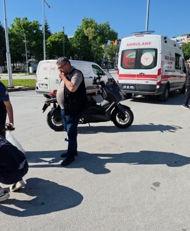 kutahyada-motosiklet-ile-elektrikli-bisiklet-carpisti-1-yarali-wJSGrykI.jpg