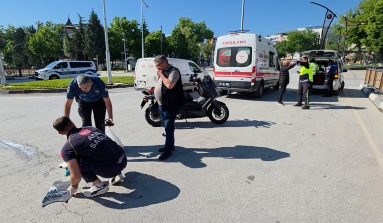 kutahyada-motosiklet-ile-elektrikli-bisiklet-carpisti-1-yarali-wJSGrykI.jpg