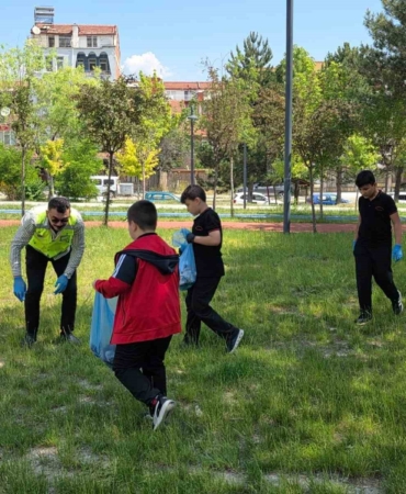 kutahyada-ortaokul-ogrencilerinden-cevreye-ornek-etkinlik-YDGFhWj5.jpg