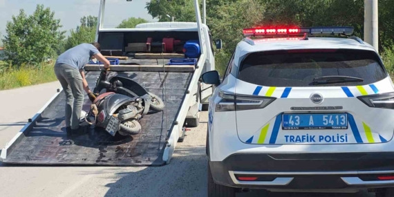 kutahyada-otomobil-ile-motosiklet-carpisti-surucu-agir-yaralandi-CJdnxCCO.jpg