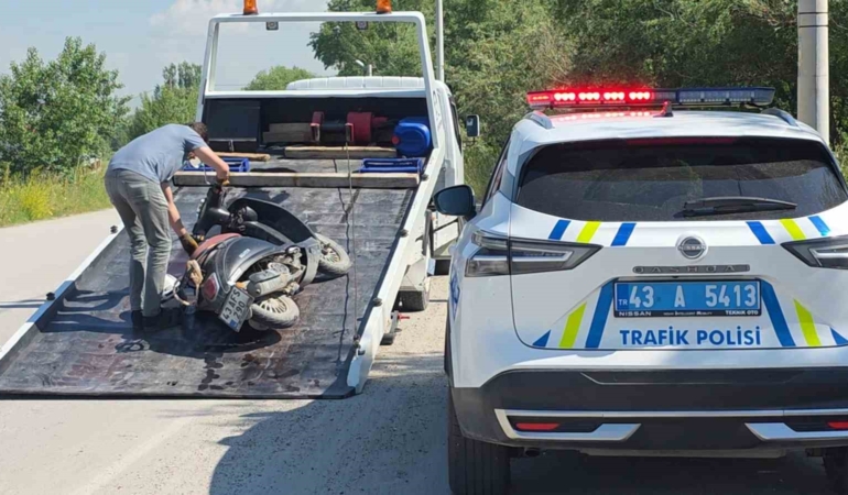 kutahyada-otomobil-ile-motosiklet-carpisti-surucu-agir-yaralandi-CJdnxCCO.jpg