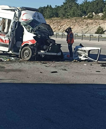 kutahyada-trafik-kazasi-1-olu-4-yarali-gMy2aLPY.jpg