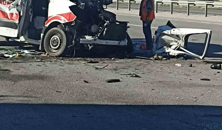 kutahyada-trafik-kazasi-1-olu-4-yarali-gMy2aLPY.jpg