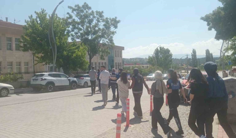 kutahyadaki-uyusturucu-operasyonunda-28-supheli-adliyeye-sevk-edildi-AJM45PxT.jpg