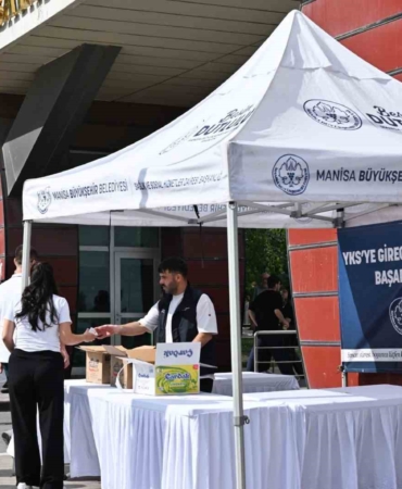manisa-buyuksehirden-yks-adaylarina-su-ve-limonata-ikrami-QslOGeNm.jpg