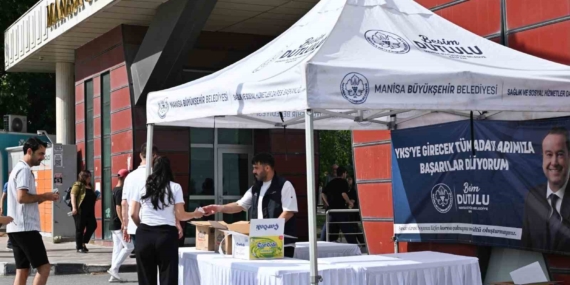 manisa-buyuksehirden-yks-adaylarina-su-ve-limonata-ikrami-QslOGeNm.jpg