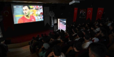 manisa-cbu-ogrencileri-milli-maci-hep-birlikte-izledi-8Sp6RPzS.jpg