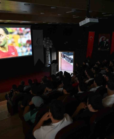 manisa-cbu-ogrencileri-milli-maci-hep-birlikte-izledi-8Sp6RPzS.jpg