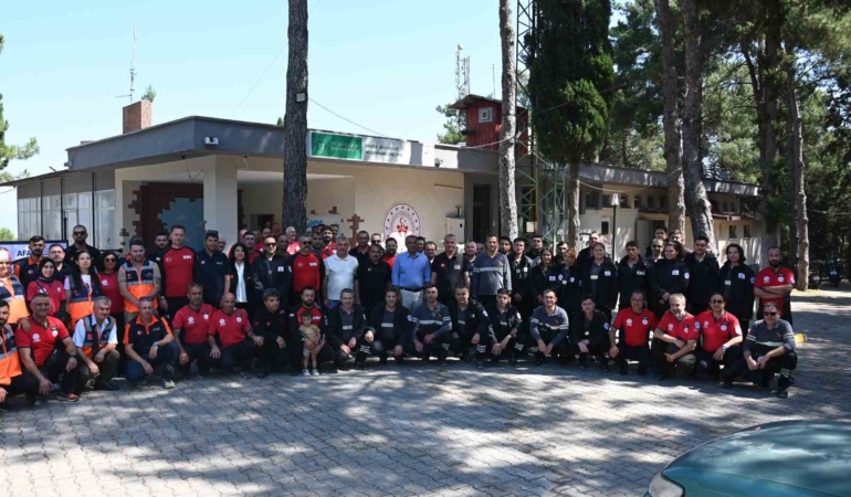 manisada-afet-kahramanlarina-akreditasyon-armasi-takildi-ySpBJT1W.jpg