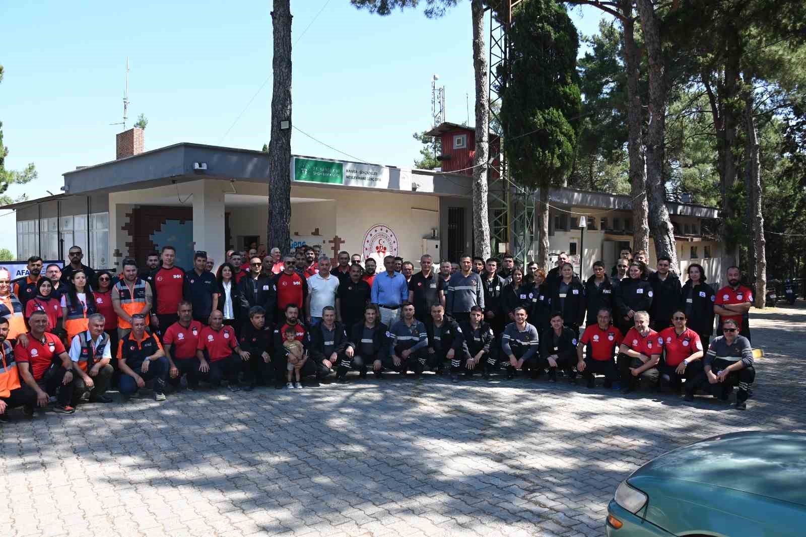 manisada-afet-kahramanlarina-akreditasyon-armasi-takildi-ySpBJT1W.jpg