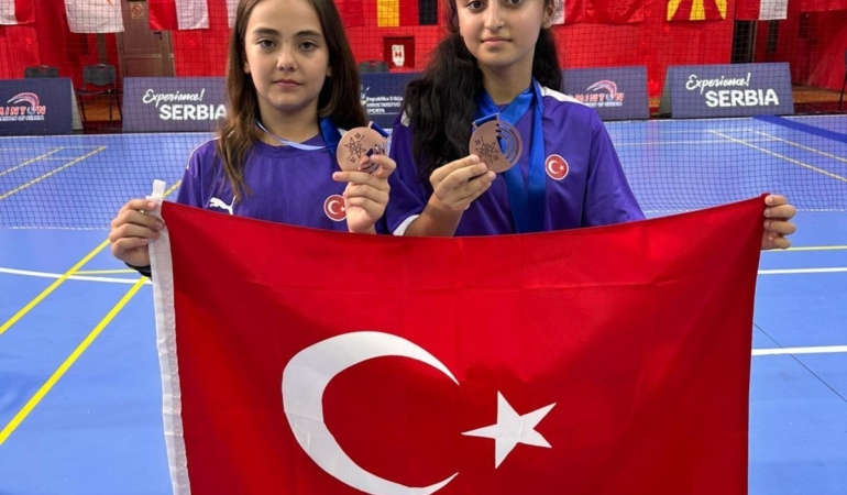 manisali-badmintonculardan-sirbistanda-madalyali-basari-X47vIpnt.jpg