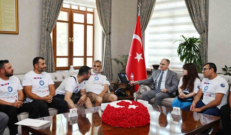manisali-engelli-yuzuculer-macaristan-yolcusu-QxY13nBY.jpg