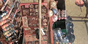 marketin-kapisini-kirip-iceri-giren-cocuklar-marketi-talan-etti-952xnIeC.jpg