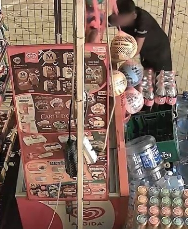 marketin-kapisini-kirip-iceri-giren-cocuklar-marketi-talan-etti-952xnIeC.jpg