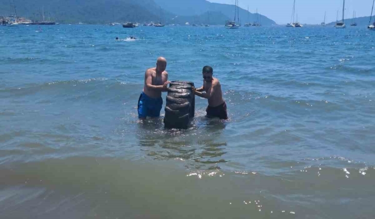 marmaris-halk-plajinda-denizden-cikan-dev-lastik-sasirtti-V8FLSnDh.jpg