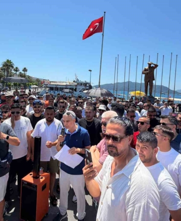 marmariste-esnaf-kapali-carsinin-uzerinin-acilmasini-protesto-etti-GjUIELPl.jpg