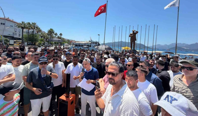 marmariste-esnaf-kapali-carsinin-uzerinin-acilmasini-protesto-etti-GjUIELPl.jpg