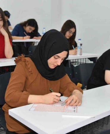 menemende-yks-oncesi-prova-universite-amfisinde-8wlrZhd8.jpg