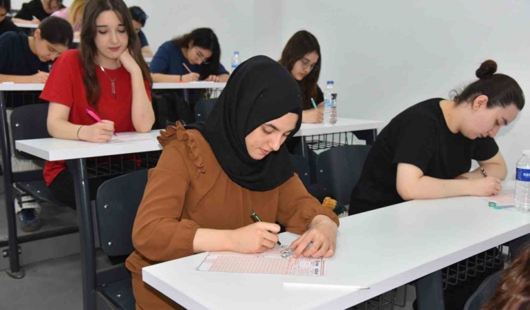 menemende-yks-oncesi-prova-universite-amfisinde-8wlrZhd8.jpg