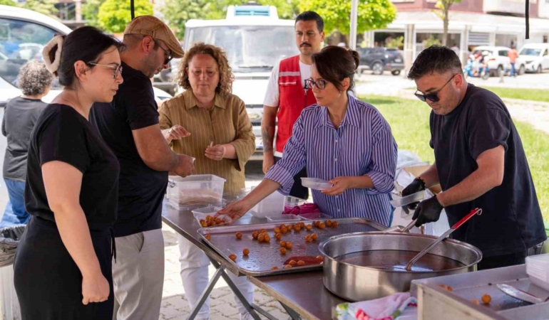 mentese-belediyesi-sehit-polis-memuru-icin-lokma-hayri-yapti-hGEv3jZc.jpg
