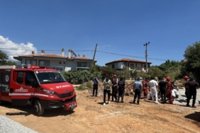 mentesede-altyapi-calismasinda-isci-toprak-altinda-kaldi-d1edeyCh.jpg