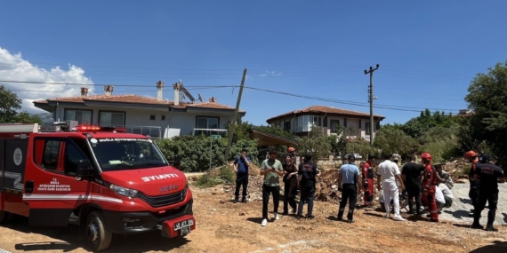mentesede-altyapi-calismasinda-isci-toprak-altinda-kaldi-d1edeyCh.jpg